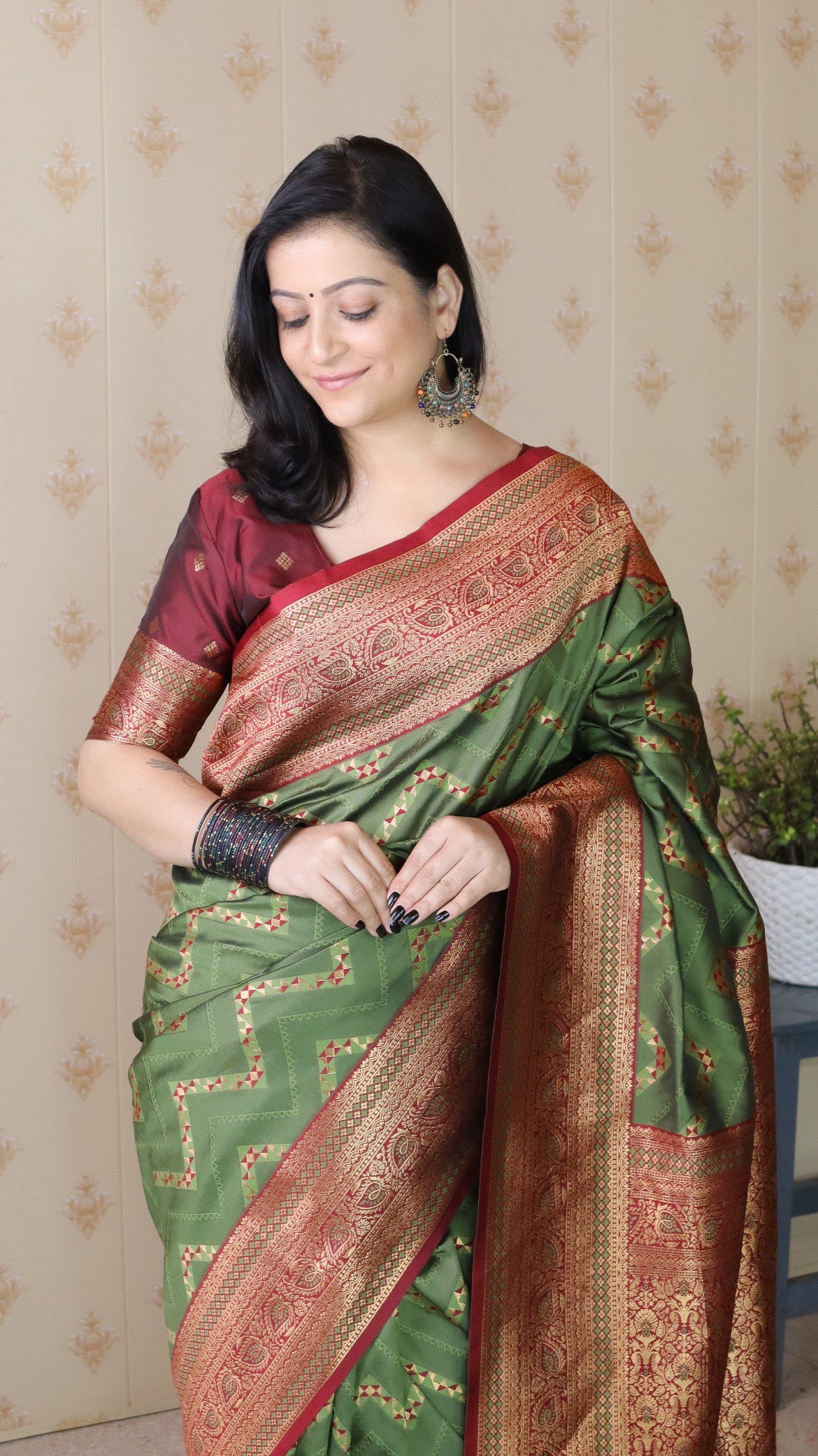 Green with Maroon Soft Silk Banarasi ZigZag Meenakari Zari Woven Saree