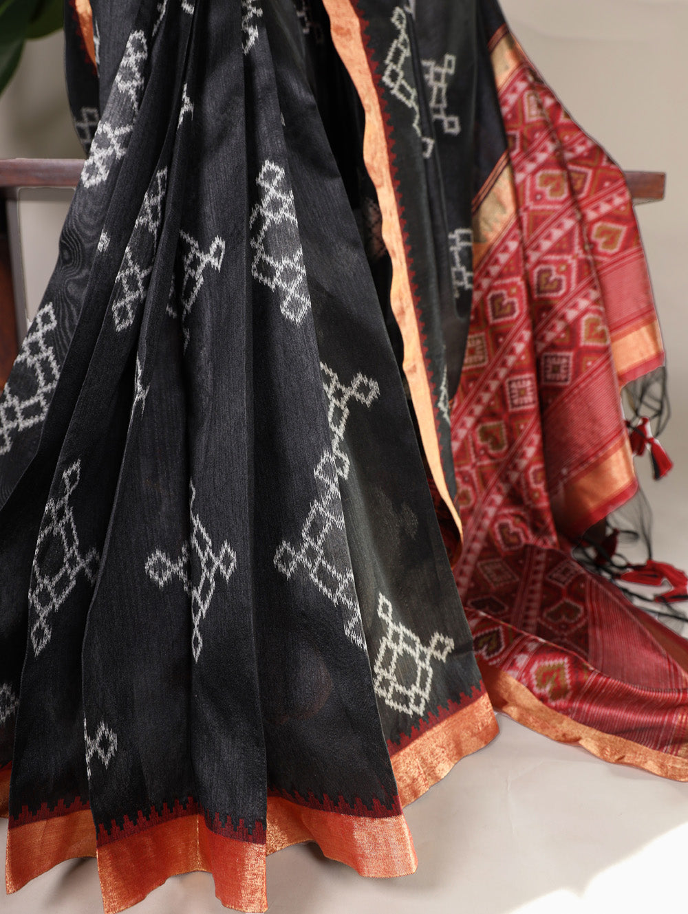 Jacquard silk saree with unstitched blouse