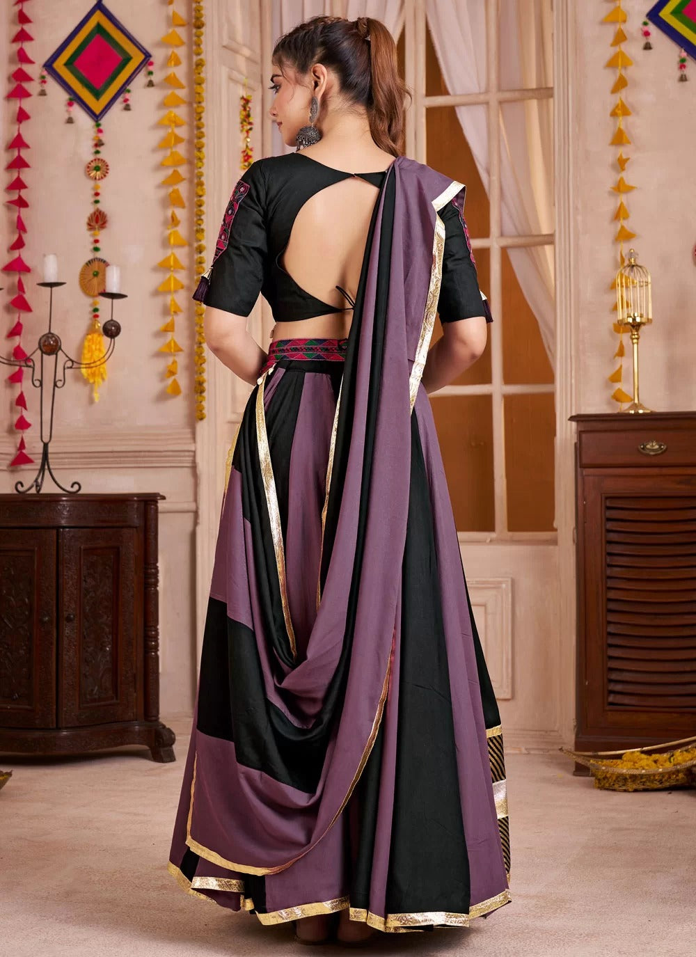 Lehenga lampi bordering and all-over print close-up; 9 meter flair
